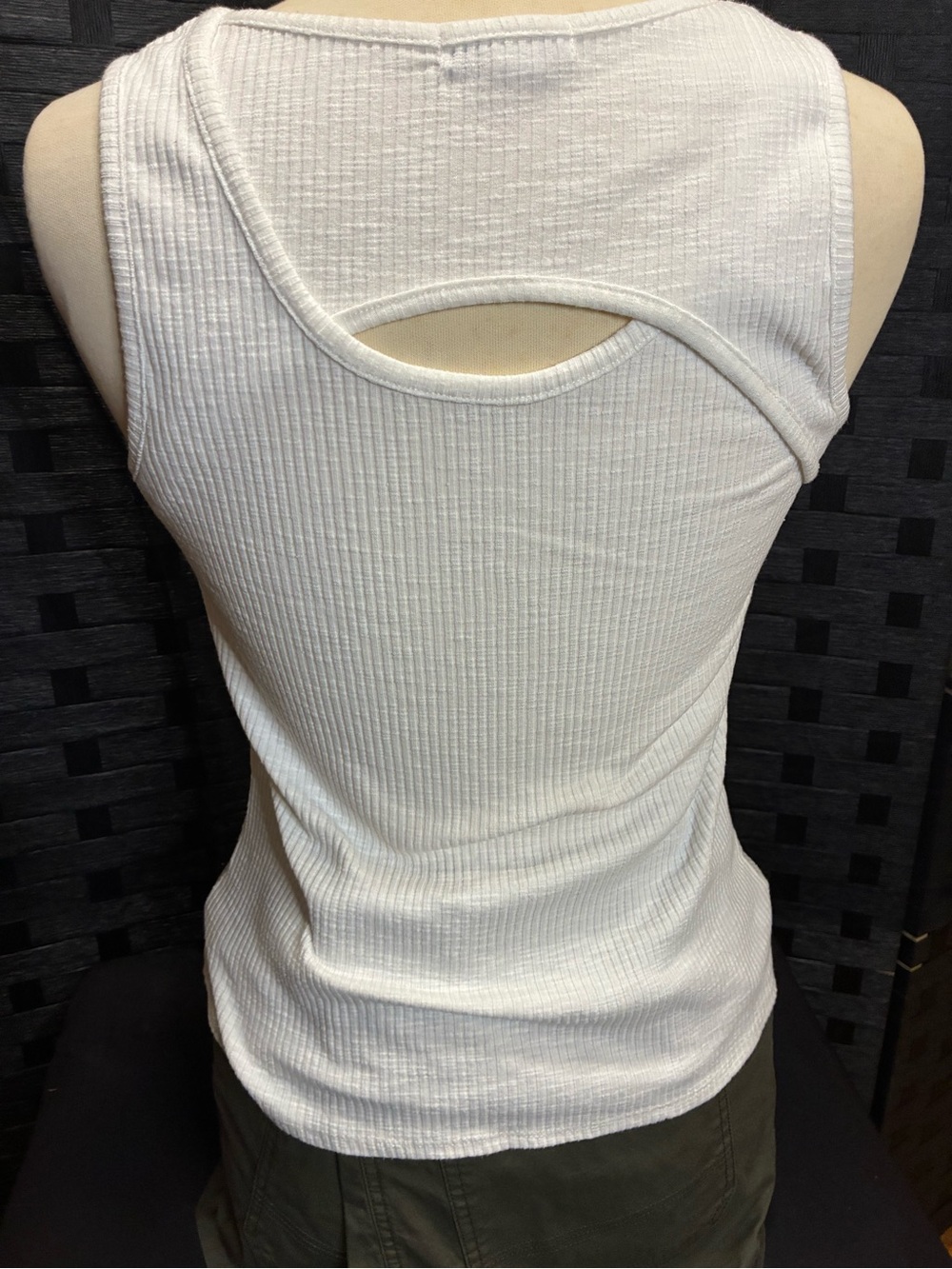 Nine West White Ribbed Cutout Tank - Sleeveless Scoop Neck - Picture 3 of 6